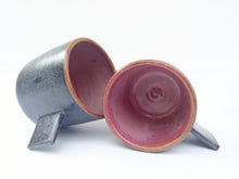 Cargar imagen en el visor de la galería, Taza azul con rosado por dentro