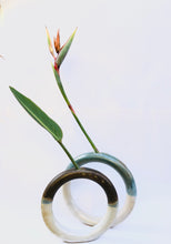 Cargar imagen en el visor de la galería, Floreros circulares (par)